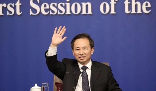 1964年11月生，湖南望城人。新任生态环境部部长。