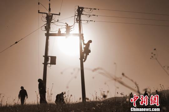 3月30日，记者从国网青海省电力公司了解到，自2018年开年以来青海省内新增实施电能替代项目416个，实现替代电量2.35亿千瓦时。图为青海电网线路建设。　马旭升 摄