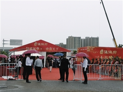 6月9日上午，在北京首个限房价项目开盘现场，瀛海府194套房源仅用了一个半小时就被选走。