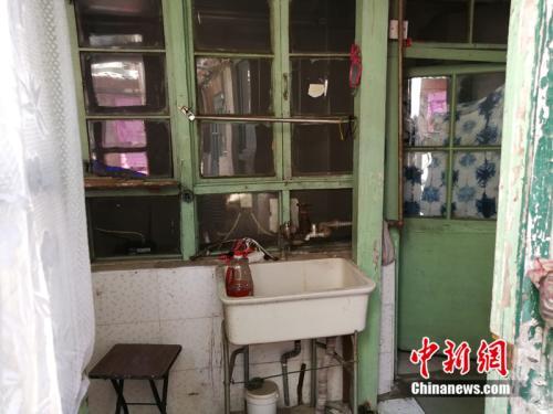 进门后只有一个简易洗手池，水龙头已经生锈。中新网记者 邱宇 摄