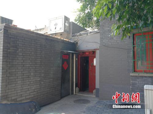 房子在西长安街以南的铜井胡同里。红门为小院的外门。中新网记者 邱宇 摄