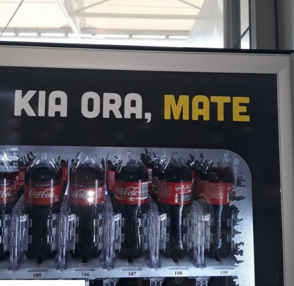资料图：新西兰可口可乐贩卖机上的毛利语广告。(台湾联合新闻网)