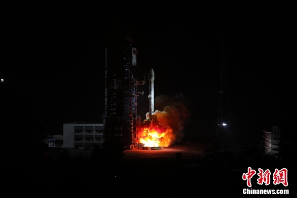 中国“一箭双星”成功发射两颗北斗导航卫星。梁珂岩 摄