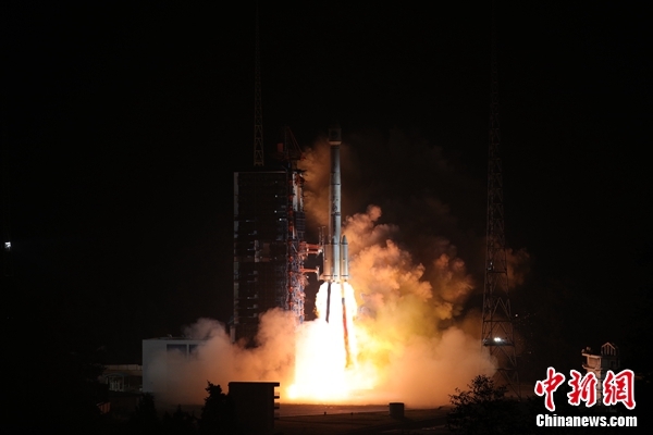 中国“一箭双星”成功发射两颗北斗导航卫星。梁珂岩 摄