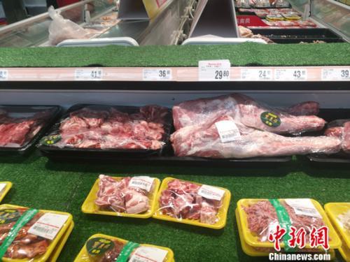 图为北京丰台一家超市里的羊肉区。 谢艺观 摄