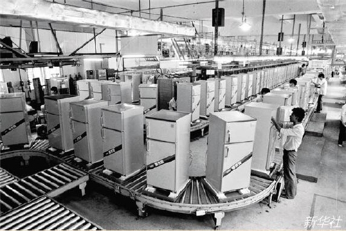 p35-1 1988 年，年产70 万台电冰箱的广东万宝电器工业公司电冰箱生产线。