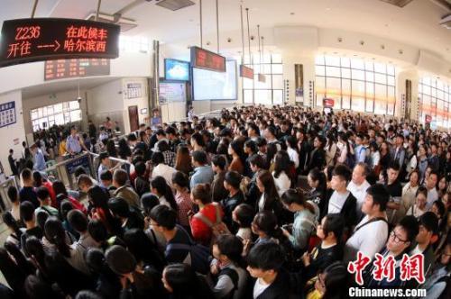  图为郑州火车站内大量等待检票上车的旅客。　周延民 摄