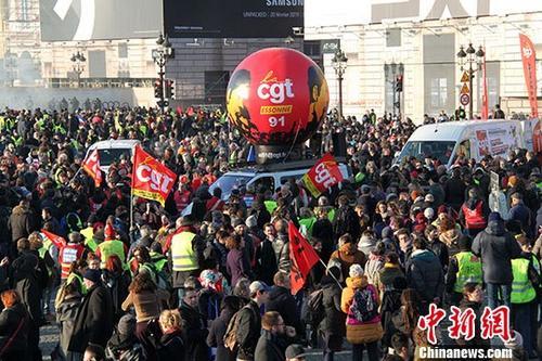 资料图：当地时间2月5日，巴黎遭遇万人示威游行，这也是巴黎四天内第二次遭遇万人示威。5日的示威游行由法国总工会(CGT)组织，主要诉求是寻求更公平的税收系统并提高工资待遇。中新社记者 李洋 摄