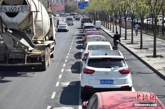 资料图：2017年4月，北京首个“内嵌式”路侧停车位现身石景山。金硕 摄