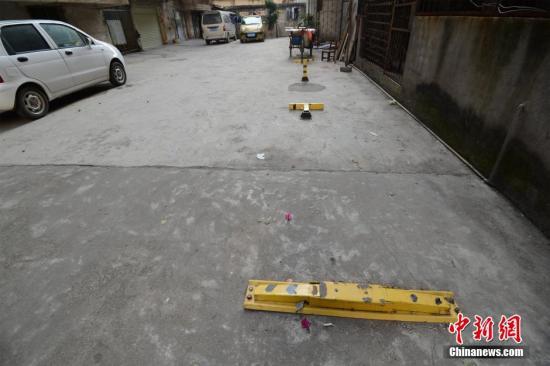 资料图：某小区通道上演抢占停车位大战。中新社发 胡杨 摄 图片来源：CNSPHOTO