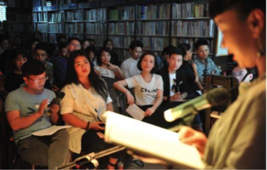 南昌一家独立书店，书友们自发组织朗读活动。
