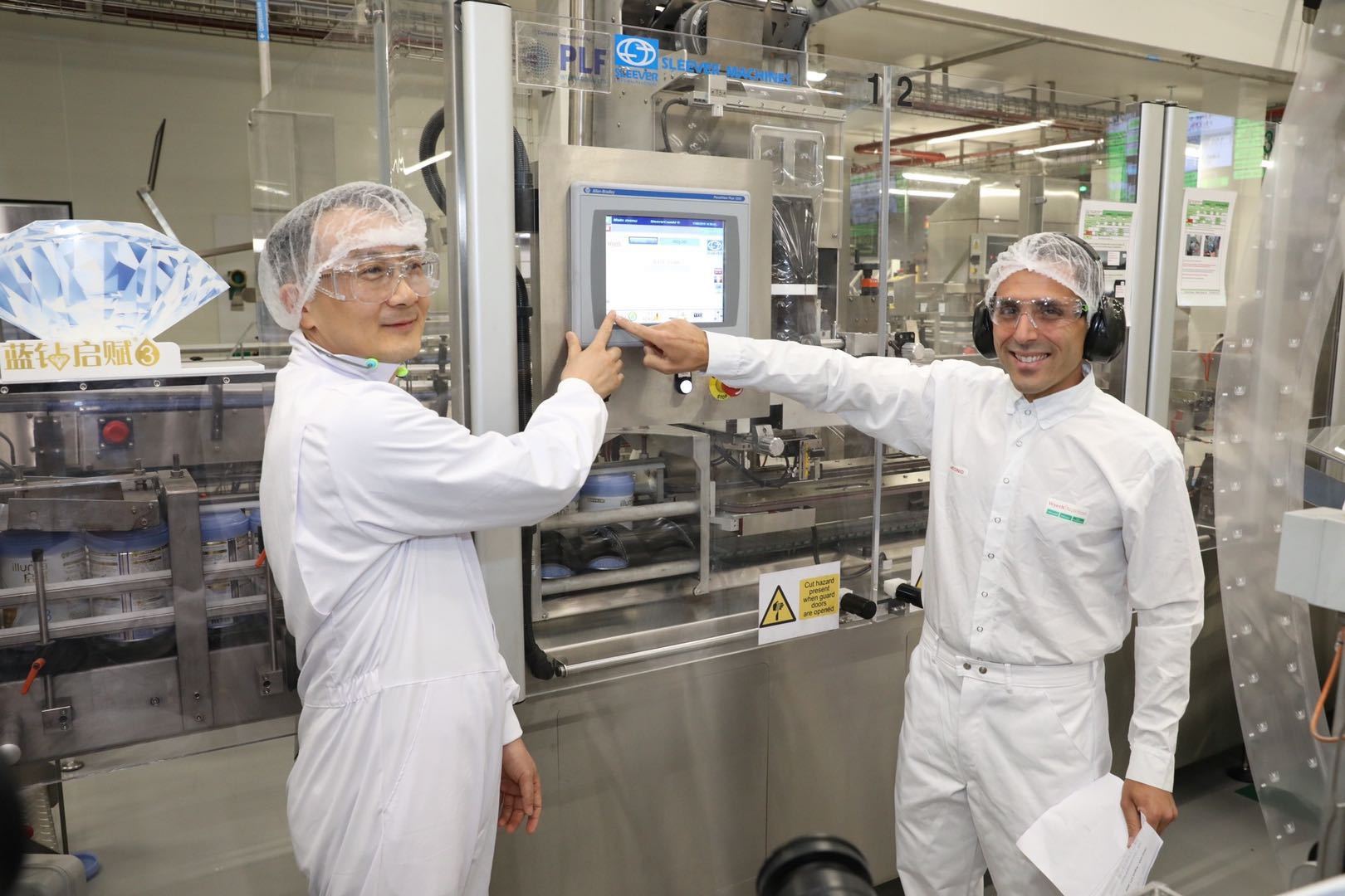 惠氏阿斯基頓工廠經理Antonio Prochilo與惠氏中國銷售副總裁張展紅共同啟動藍鑽啟賦生産線 