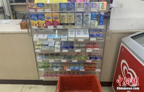 超市内出售的各类避孕套 杨雨奇 摄 图文无关