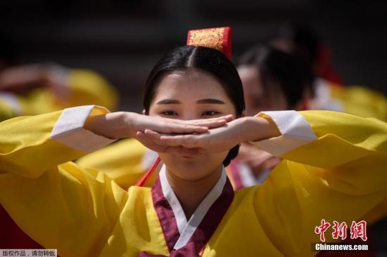 当地时间5月20日，韩国首尔年轻人穿着传统服装参加传统成人仪式，该仪式是为今年已满20岁或将满20岁的年轻人举办的，旨在提高他们对成人责任的认识。
