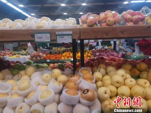图为北京丰台一家社区超市水果区。谢艺观 摄