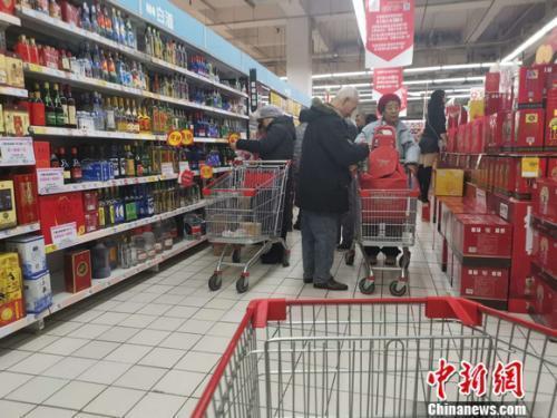 资料图：北京一家超市里的白酒区。 谢艺观 摄