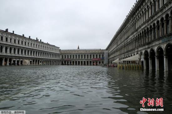 当地时间2019年11月12日，意大利威尼斯，威尼斯运河水位上升，洪水淹没圣马可广场。据美联社报道，当地时间12日上午，水位峰值达到127厘米。