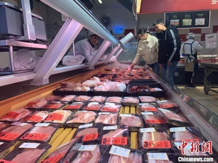 资料图：12月27日，市民在长沙市天心区一家超市选购猪肉。　鲁毅 摄