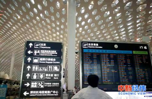深圳机场航班信息指示牌 中新经纬 张燕征 摄