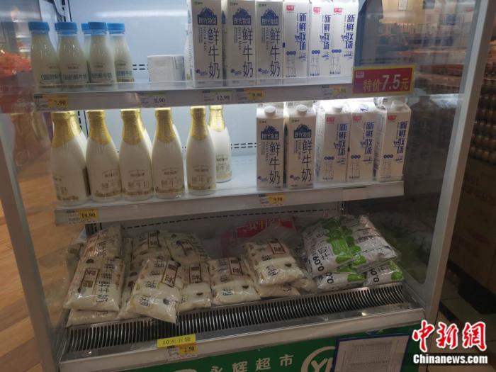 永辉超市鲜奶也在打折。谢艺观 摄