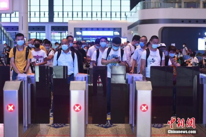 7月1日，旅客在重庆火车西站出行。当日，为期62天的中国铁路暑运正式拉开帷幕，至8月31日结束。图为旅客等待检票。 陈超 摄