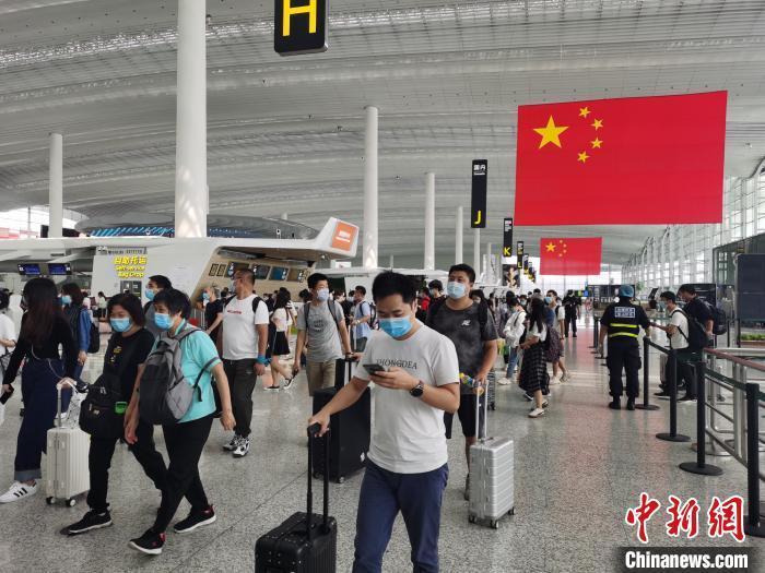 资料图：中秋、国庆双节临近，广州白云机场旅客逐渐增多。广州白云机场供图 