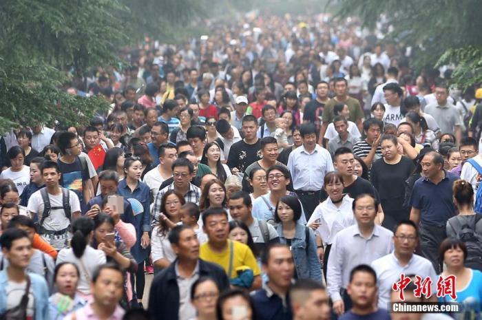 资料图：大批游客进入南京中山陵参观。中新社记者 泱波 摄