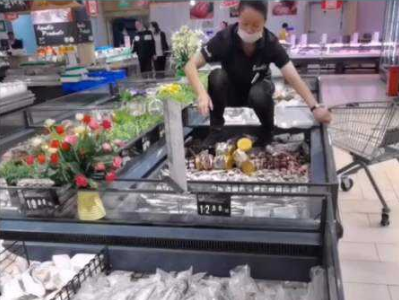 永辉超市多次暴露食品安全问题 又现员工“脚踩冻货行走”