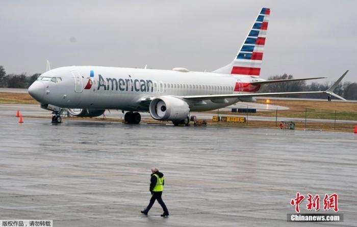 当地时间12月2日，在经历了20个月的安全禁令后，美国波音公司737MAX飞机于2日在多家媒体记者的见证下在美国进行了首次载客复飞。此次飞行由美国航空公司(AA)执行。图为一架波音737MAX飞停靠在停机坪。