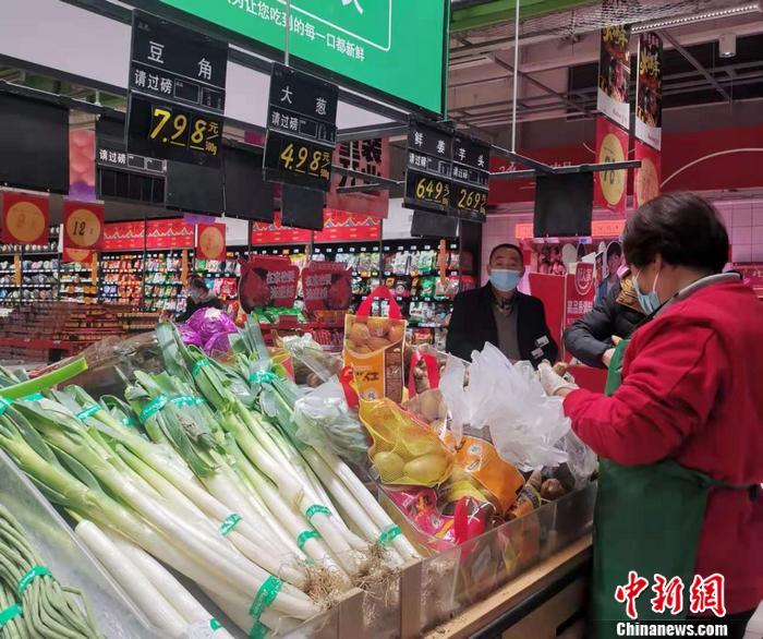 图为北京丰台区一家超市内售卖的鲜姜。 中新网记者 谢艺观 摄