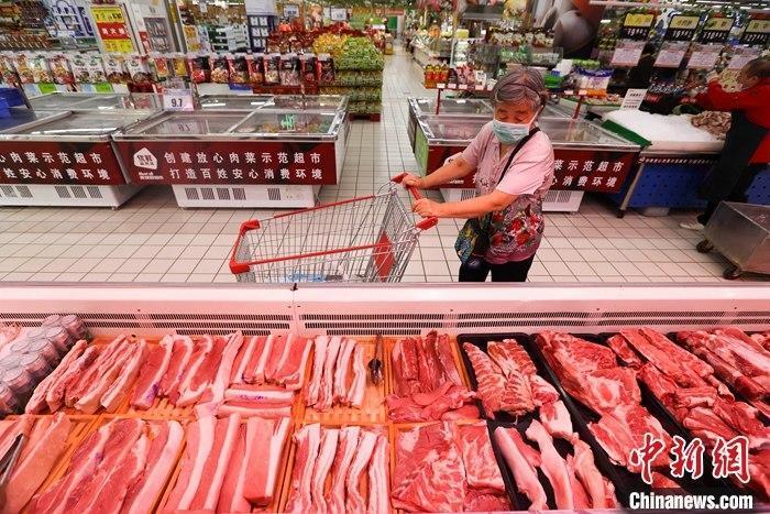 资料图：山西省太原市一超市，市民在选购猪肉。 中新社记者 张云 摄