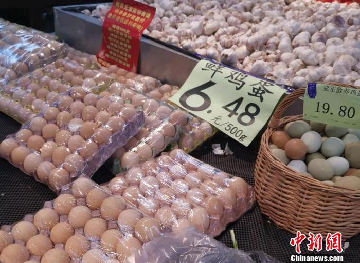 西城区某超市售卖的鸡蛋。 中新网记者 谢艺观 摄