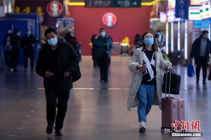 1月27日，山西太原站，乘坐火车出行的旅客稀少。2021年中国春运即将开启，各地在疫情防控常态化下，鼓励民众减少出行。 中新社记者 韦亮 摄