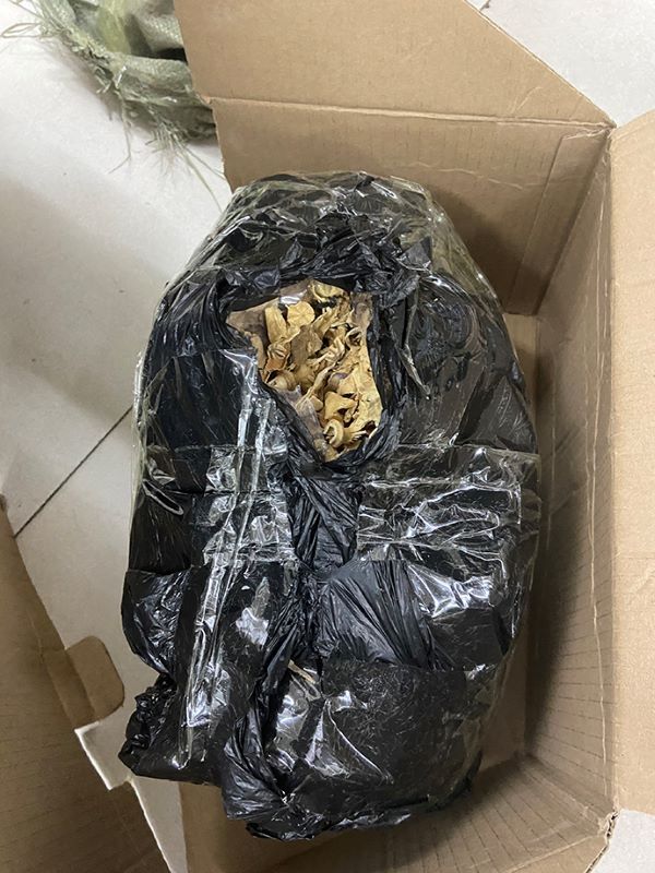 一张姓药材店老板用快递发来一个包裹，满是白褐色碎片物质，警方送检发现，确为打碎的罂粟壳。 