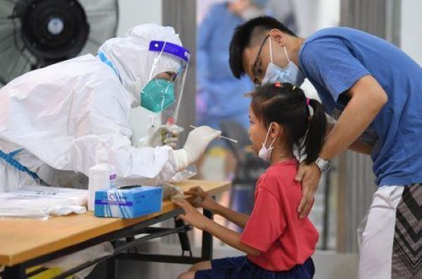 目前，广州、佛山、深圳等地疫情防控正在推进，核酸检测、居家隔离、疫苗接种多管齐下，广东进入新一轮的疫情应对状态。新华社 