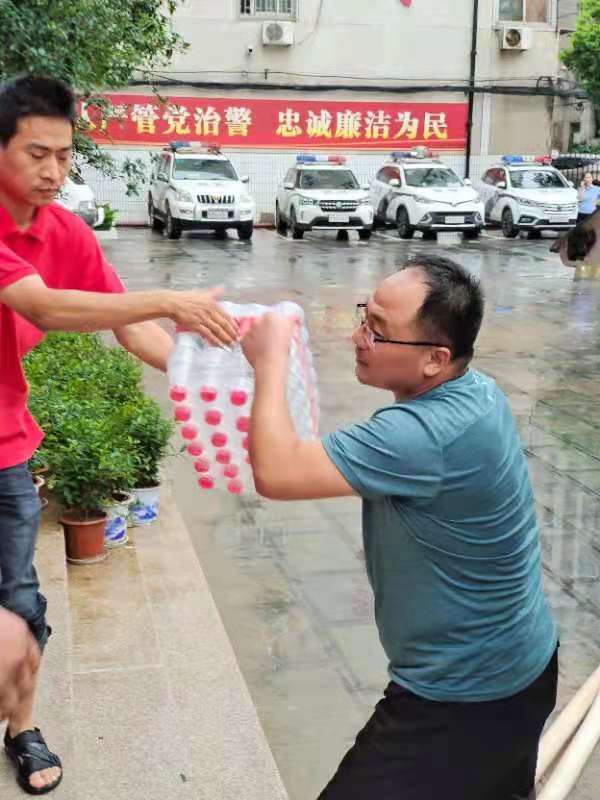 17：10，农夫山泉将水送至郑州市公安局二七分局，慰问抗灾一线的公安民警 