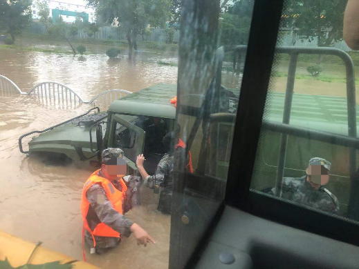 暴雨中的军民鱼水情 保险查勘员救援部队车辆