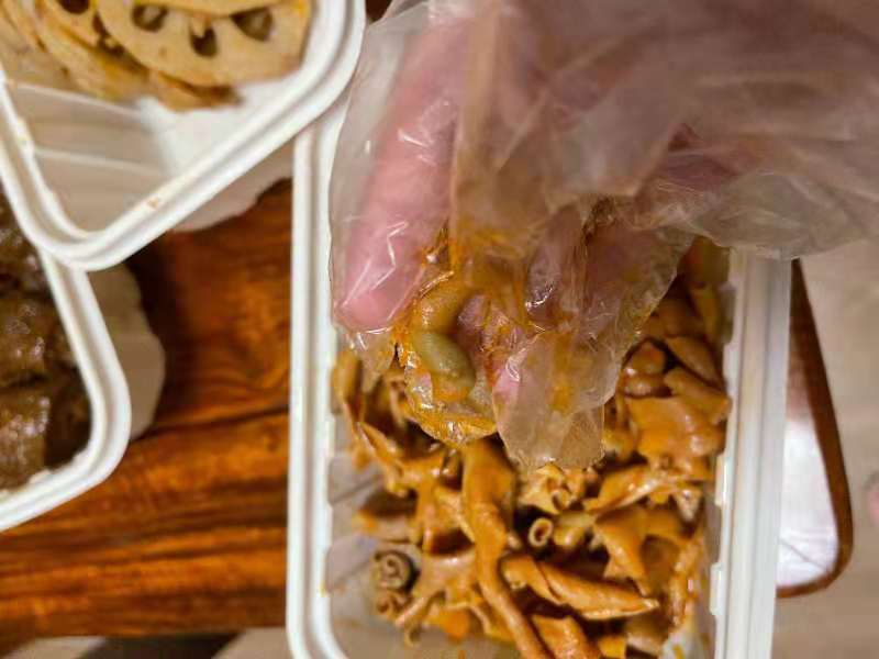 绝味食品高速扩张埋下安全隐患：消费者接连买到“绿色鸭肠” 屡次因产品变质被投诉
