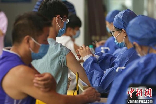 资料图：江西省南昌市的市民在南昌大学第二附属医院红角洲院区接种点接种新冠疫苗。中新社记者 刘力鑫 摄 