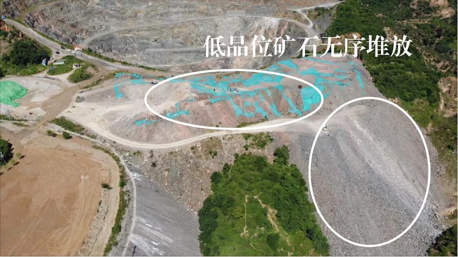 图为2021年8月27日，督察组使用无人机拍摄，金厂峪矿区上百万吨低品位矿石长期无序堆放，占地近30亩。(来源：生态环境部微信号截图)