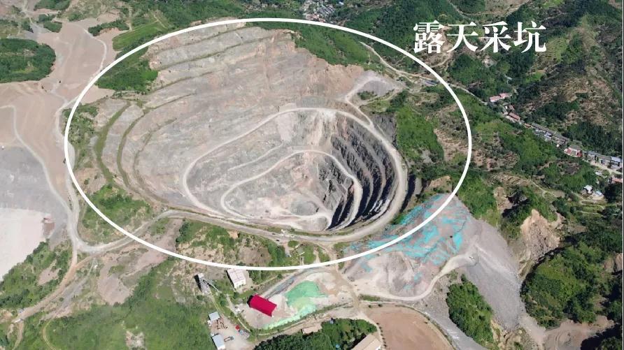图为2021年8月27日，督察组使用无人机拍摄，金厂峪矿区地下采空区已成为直径约470米、深约140米的露天采坑。(来源：生态环境部微信号截图)