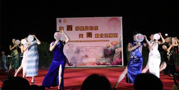 “宁波首南街道居家养老中心举办重阳节晚会