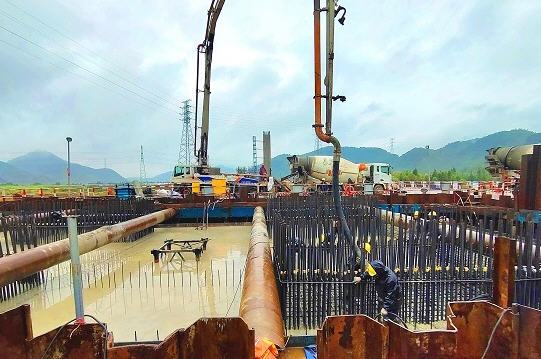 中建八局工程公司临海余温公路灵江特大桥主墩水中承台浇筑完成