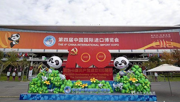 正在举行的第四届中国国际进口博览会上年轻化的老字号东阿阿胶吸引了来自世界各地的目光