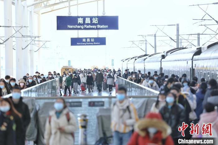  2021年元旦首日，南昌火车站迎来客流高峰.　胡燕 摄