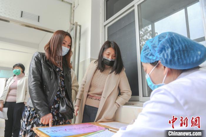 资料图：江西省宜春市靖安县子宫颈癌防治研究所，前来接种疫苗的女性正在排队登记个人信息。　刘力鑫 摄