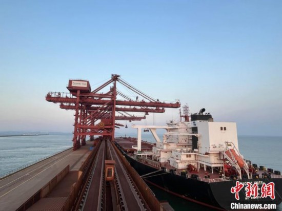 “全球近20%的40万吨级矿石船春节期间集中靠泊青岛港