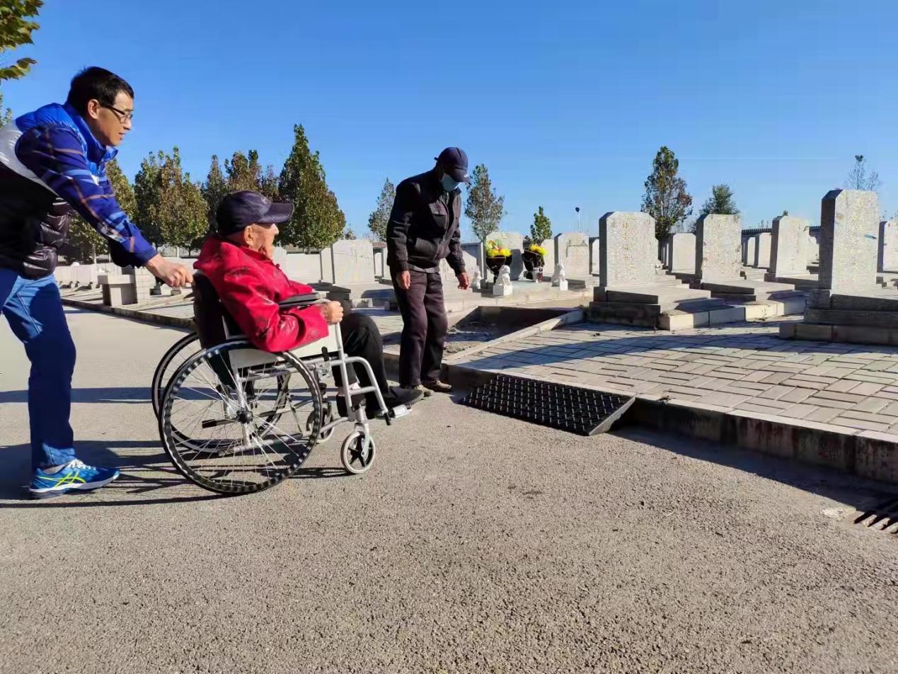 大兴区榆垡镇公益性公墓安装无障碍活动坡道，方便残障人士和老年人祭扫 