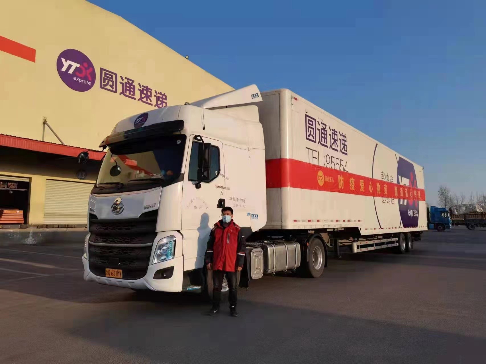 “1300公里风雨兼程 30小时“足不出车” 圆通司机将120吨蔬果运抵上海