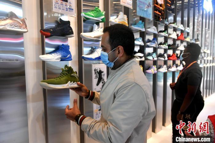 第二十三届中国(晋江)国际鞋业暨第六届国际体育产业博览会在“中国鞋都”晋江举行。　吕明 摄